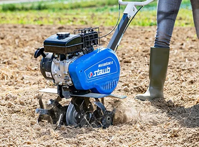 Un motoculteur prépare le sol en retournant la terre dans un jardin à Vierzon dans le Cher 18