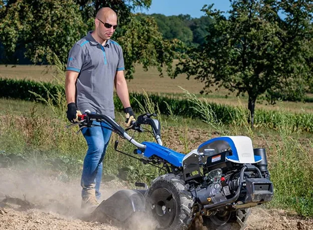 Un vendeur montre un taille-bordures à un jeune couple dans un magasin à Vierzon dans le Cher 18